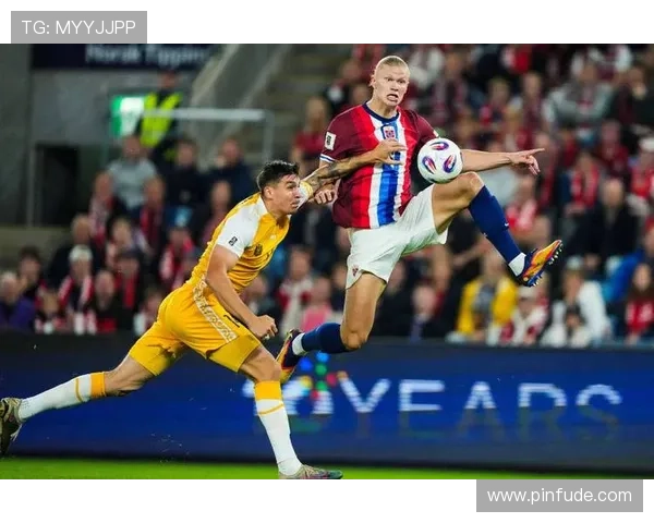 哈兰德铲射破门遭遇重创下身撞击立柱瞬间令人心疼